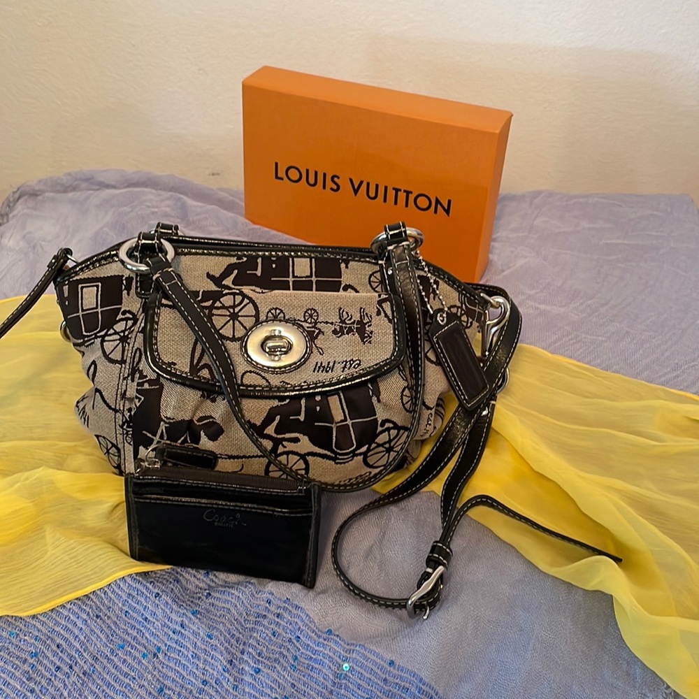 Coach purse set with matching patent mini skinny. Shoulder strap included